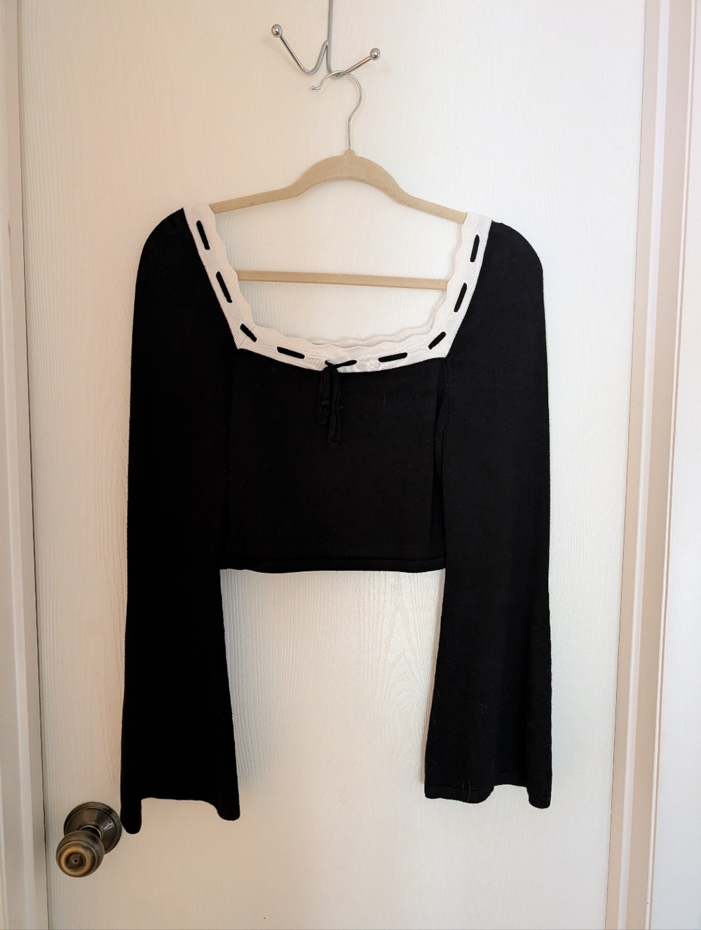 Size M Cropped Black Coquette Sweater with Bow